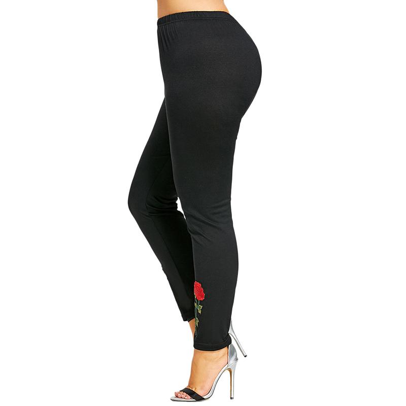 Plus Size Rose Embroidered Legging